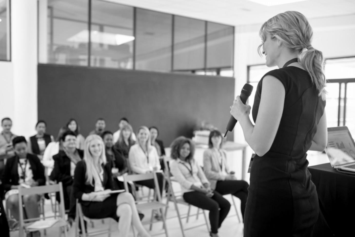 Participants en séance de formation analysant des documents financiers