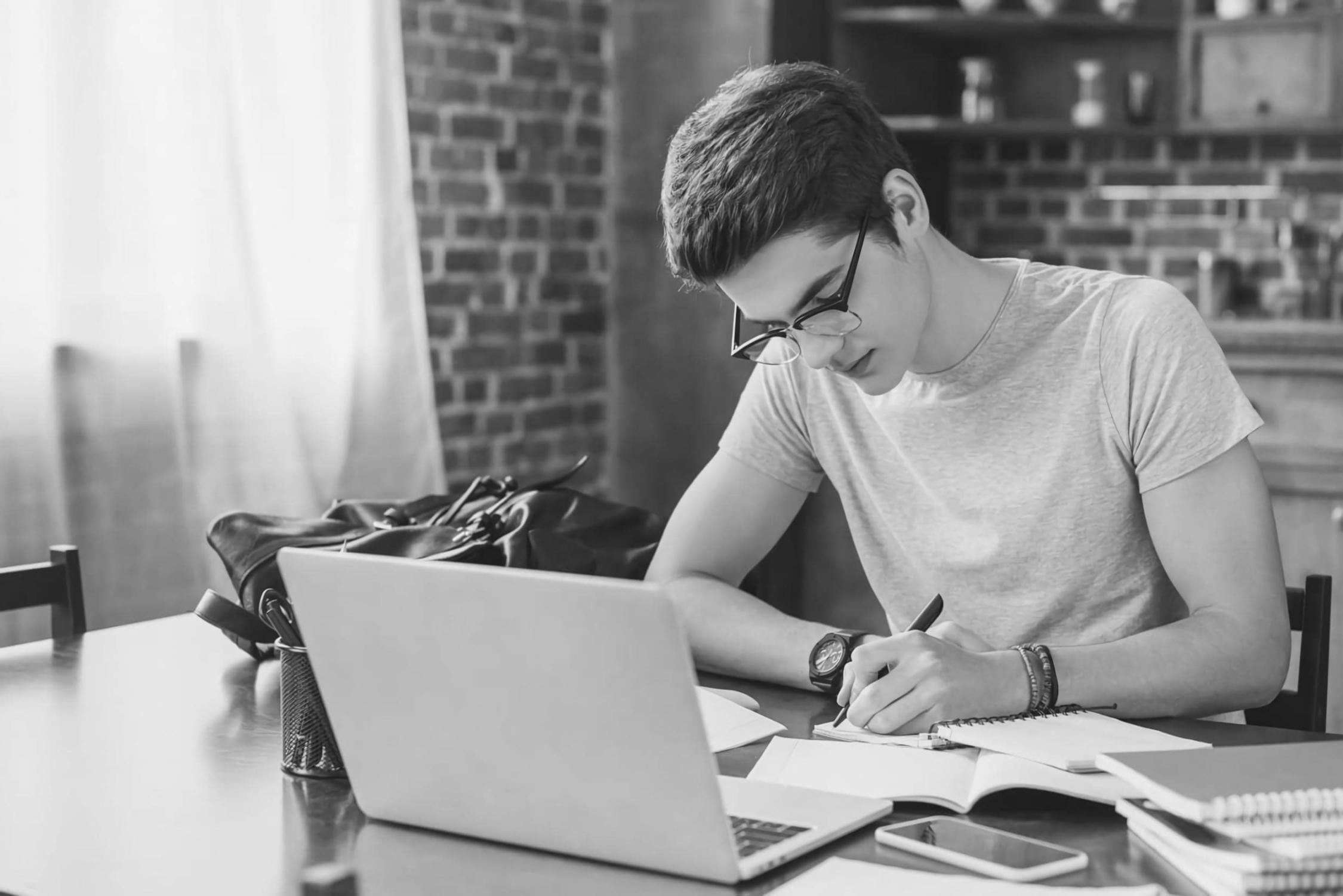 Équipe de consultants financiers travaillant ensemble sur des analyses stratégiques